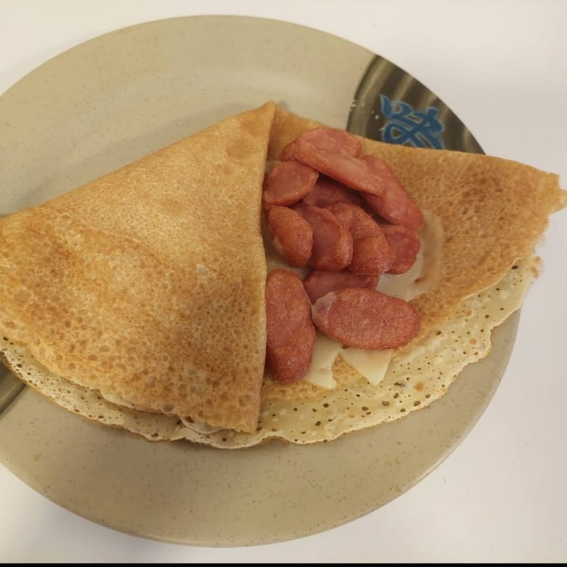 Crepa de salchicha con queso