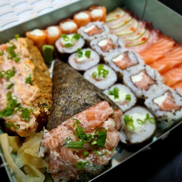 1 HOT ESPECIAL KIRAY 1 MINI TEMAKI 90g 5 HURAMAKI VARIADOS 5 HOSSOMAKI VARIADOS 5 SASHIMI SAINT PETER "PEIXE BRANCO" 5 SASHIMI DE SALMÃO 6 GUNKANS VARIADOS ACOMPANHA COMBO 1 HASHI 1 KIT MOLHO SHOYU/TERIAKI/NOZUKI OBS: NÃO TROCAMOS PEÇAS DOS COMBOS.