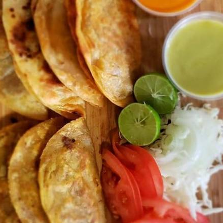 Un Taco Tostado de Maíz de Deshebrada