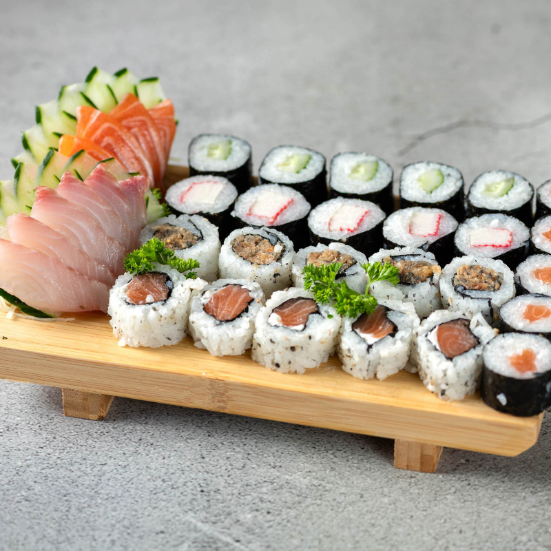 5 sashimi de salmão, 5 sashimi de peixe branco, 5 salmão makis, 5 uramakis salmão, 5 kapa makis, 5 uramakis Skin, 5 kanimakis. Não poderá ter trocas de sushis