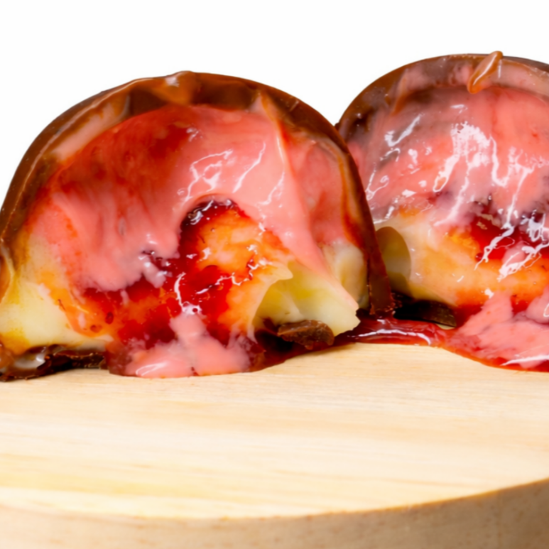 Aproximadamente 60 gramas Delicie-se com a nossa trufa de morango com Ninho! Ela combina um Mousse cremoso de morango com geleia que preserva pedaços da fruta, finalizada com uma camada irresistível de creme de Ninho. Uma combinação perfeita de sabores que derrete na boca!