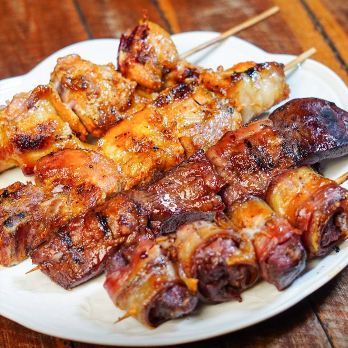 4 Espetos + salada vinagrete + farofa + 2 Refrigerante em lata