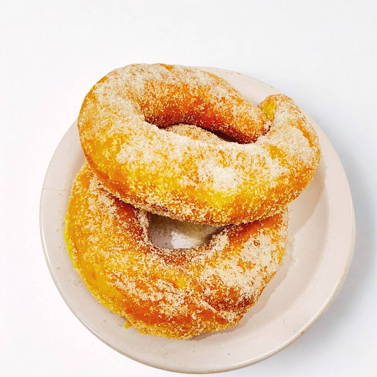 Macia e levemente adocicada, essa rosca é perfeita para acompanhar um café fresquinho. Feita com massa leve e sabor caseiro que traz aconchego a cada pedaço.