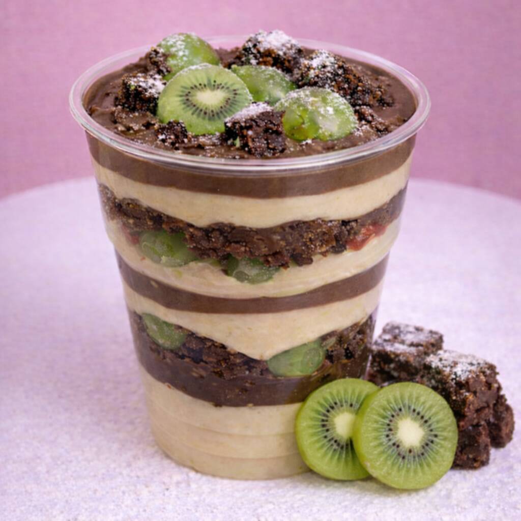 – Ninho, Chocolate, Brownie e Kiwi Uma combinação irresistível de cremosidade e sabor! Camadas generosas de creme de Ninho super aveludado, chocolate cremoso, pedaços de brownie bem chocolatudo e o toque especial do kiwi fresco, que traz equilíbrio e uma leve acidez deliciosa. Uma sobremesa premium, extremamente cremosa e surpreendente a cada colherada. Perfeita para quem ama doce intenso com um toque de fruta. 😍🥝🍫