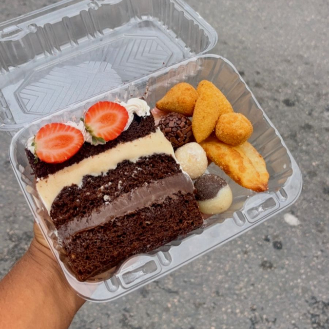 Pratinho de mainha vem uma fatia de bolo casadinha, 6 unds de salgados de festa, 3 docinhos, e uma fatia de bolo no sabor de ninho com chocolate