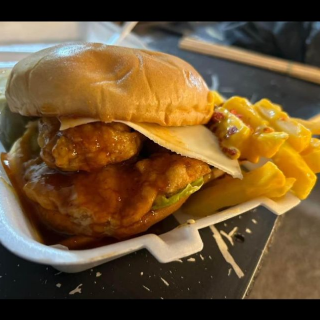 Hamburguesa boneless y papas con queso 🍟