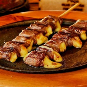 ACOMPANHA FAROFA, MACAXEIRA, VINAGRETE.