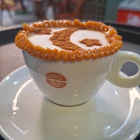 Cafe expresso,leite cremoso com espuma e doce de leite .
