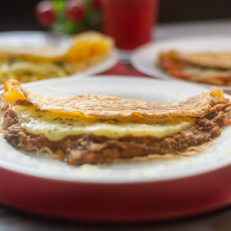 Deliciosa crepioca com carne desfiada ao molho e queijo derretido.