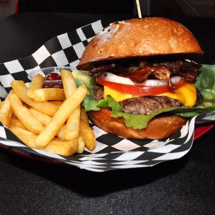 Hamburguesa Clásica con Papas y Agua de Té