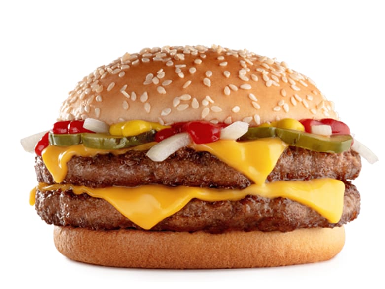 Dois hambúrgueres (carne 100% bovina), mostarda, ketchup, cebola, queijo processado sabor cheddar e pão com gergelim.