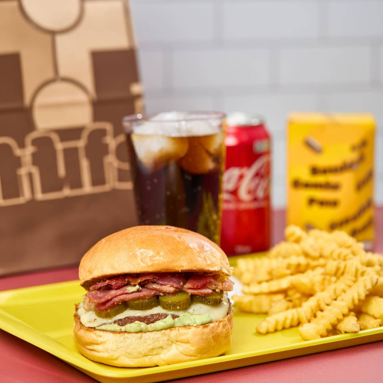 Pão de brioche, maionese verde, smash burguer amassado na chapa com cebola, mussarela e bacon. Acompanha bebida e batata frita.