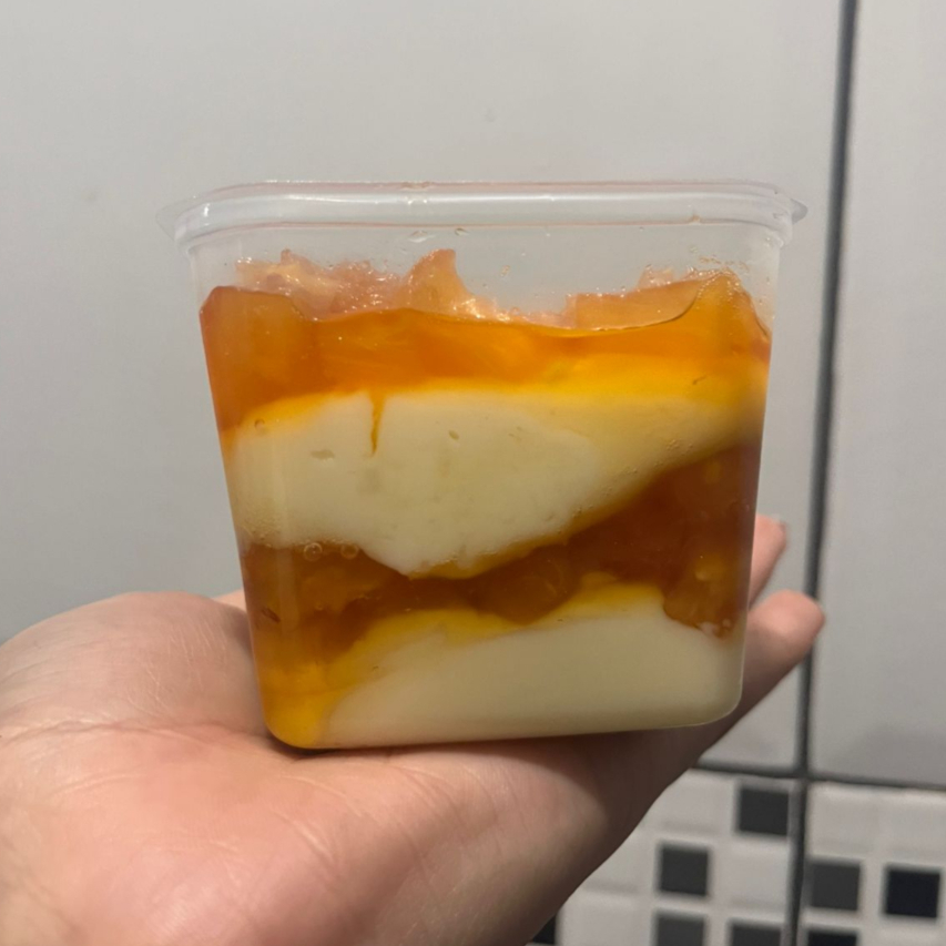 creme de ninho com uma deliciosa geleia de abacaxi artesanal.