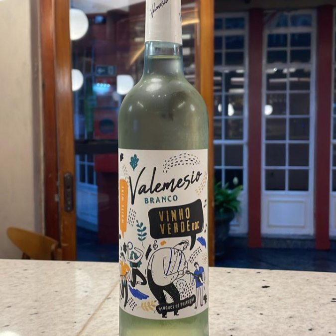 Vinho branco português, refrescante e leve. Apresenta notas de frutas cítricas, maçã verde e toques florais.