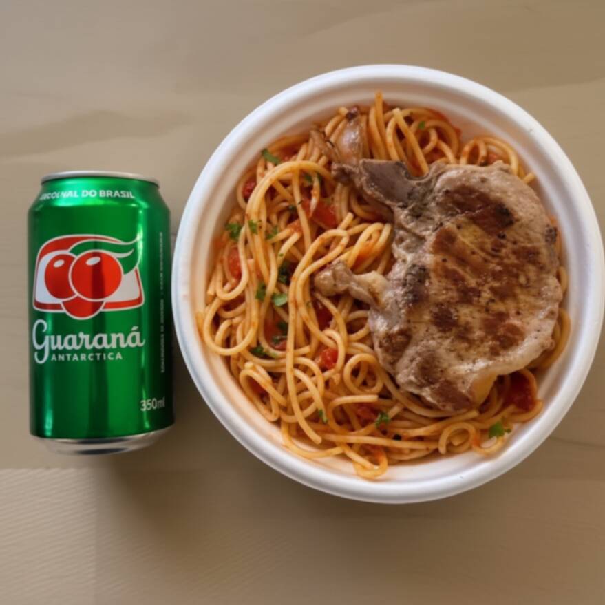 Marmita com deliciosa bisteca suína grelhada acompanhada de macarrão espaguete ao molho de tomates. Acompanha refrigerante lata Guaraná Antárctica lata 350ml bem gelada. Marmita indicada para 01 pessoa. Serve 1 pessoa (400g)