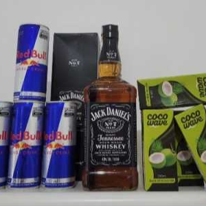 Contem uma 1 garrafa de Jack Daniels tradicional 1L 4 Red Bull e 4 gelo de coco