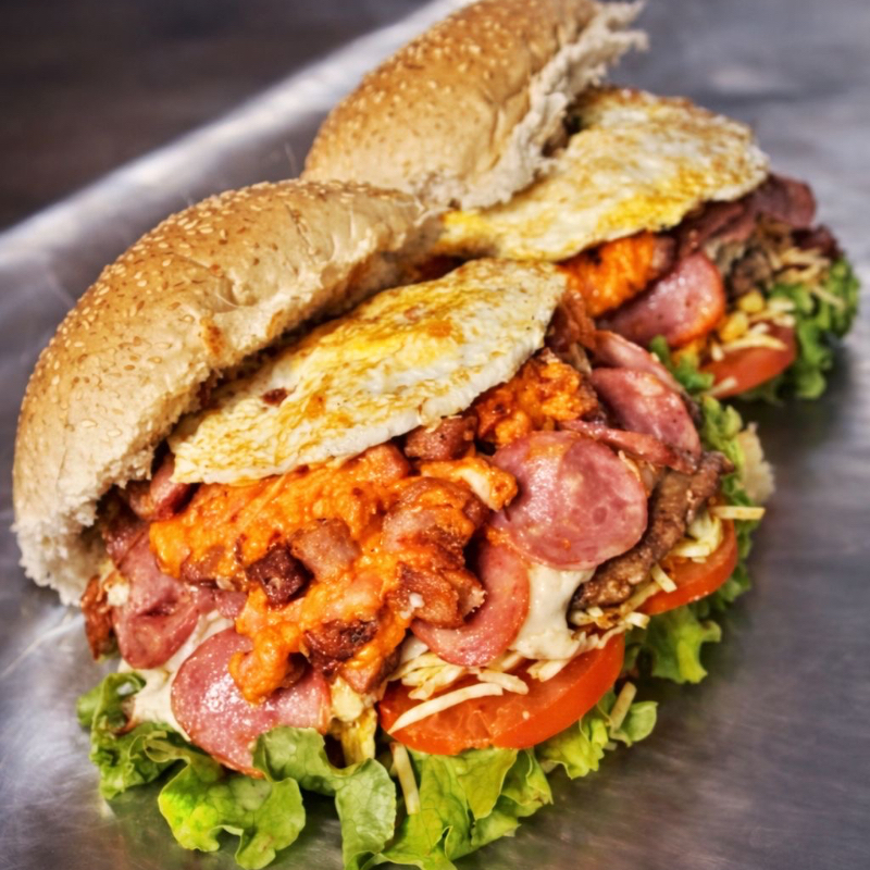 Pão, maionese, hambúrguer, queijo, presunto, bacon, calabresa, frango, ovo, alface, tomate, milho, batata palha, cheddar ou catupiry.