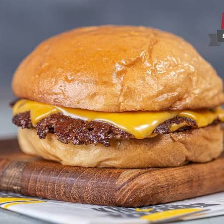 pão brioche selado na chapa, maionese, cheddar, hamburguer 70gr (fraldinha), cheddar fatia.