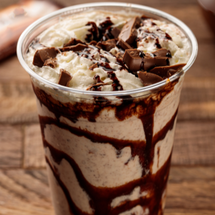 Desfrute do nosso Milk Shake Nutella, com 500ml de pura indulgência! Este delicioso milk shake é composto por três generosas bolas de sorvete, meticulosamente batidas com leite fresco e o autêntico sabor irresistível do Creme de avelã. Cada gole é uma experiência memorável, oferecendo a combinação perfeita de cremosidade e sabor intenso. Ideal para um momento de recompensa ou para compartilhar com alguém especial. Experimente e renda-se ao prazer!