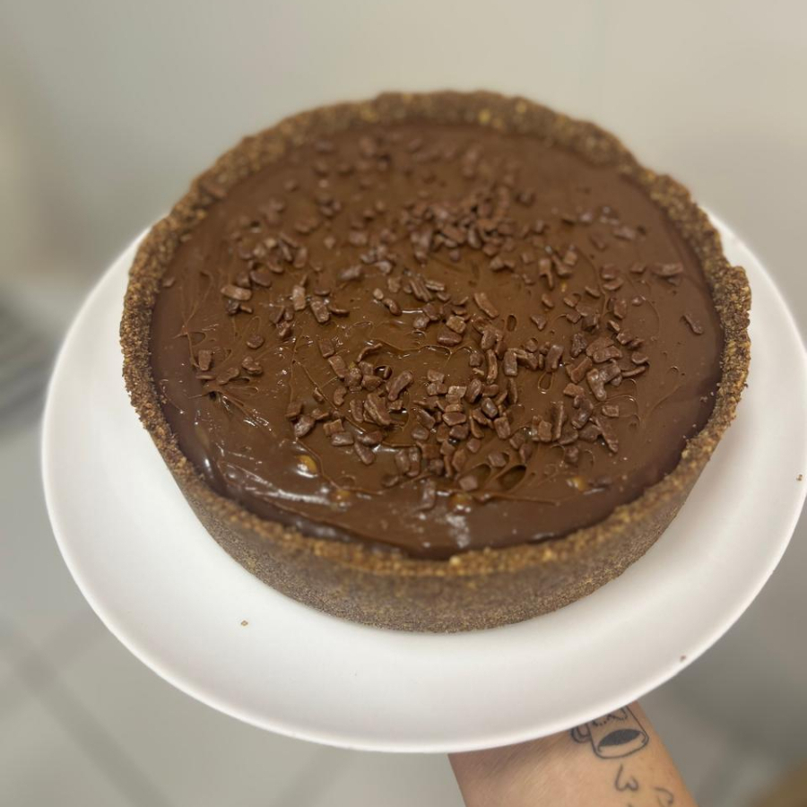 Uma fatia de torta Alpino com massa de biscoito de chocolate, com recheio de chocolate meio amargo