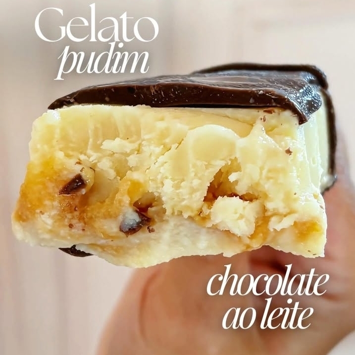 Delicioso pudim com caramelo, coberto chocolate ao leite