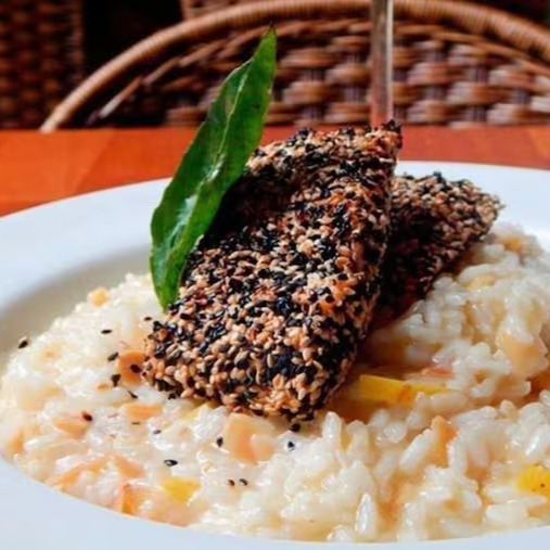 Arroz arbóreo,limão siciliano com amêndoas e salmão empanado com gergelim (120g)
