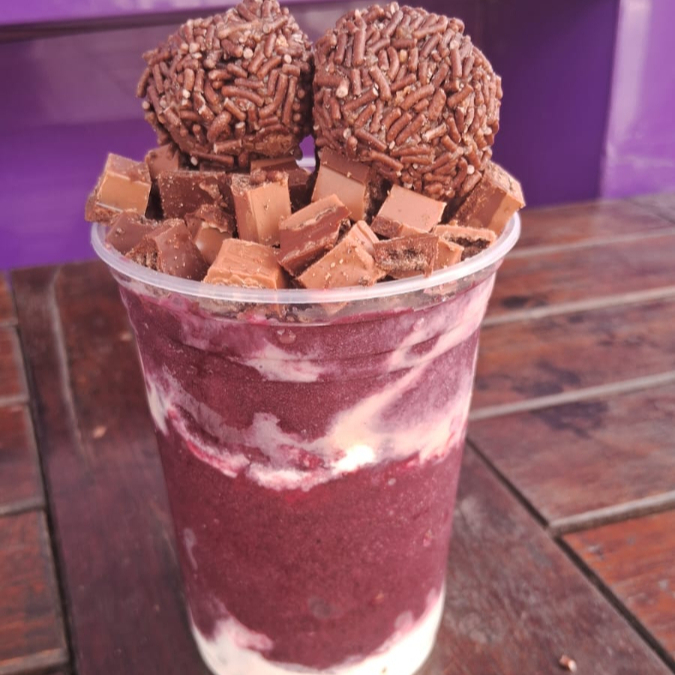 Açaí, leite condensado, leite Ninho, kit kat, brigadeiro.