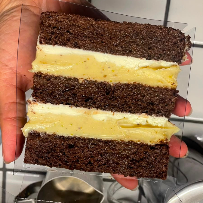 Massa de chocolate com recheio de brigadeiro de pistache com ganache de chocolate branco. Aprox 280g