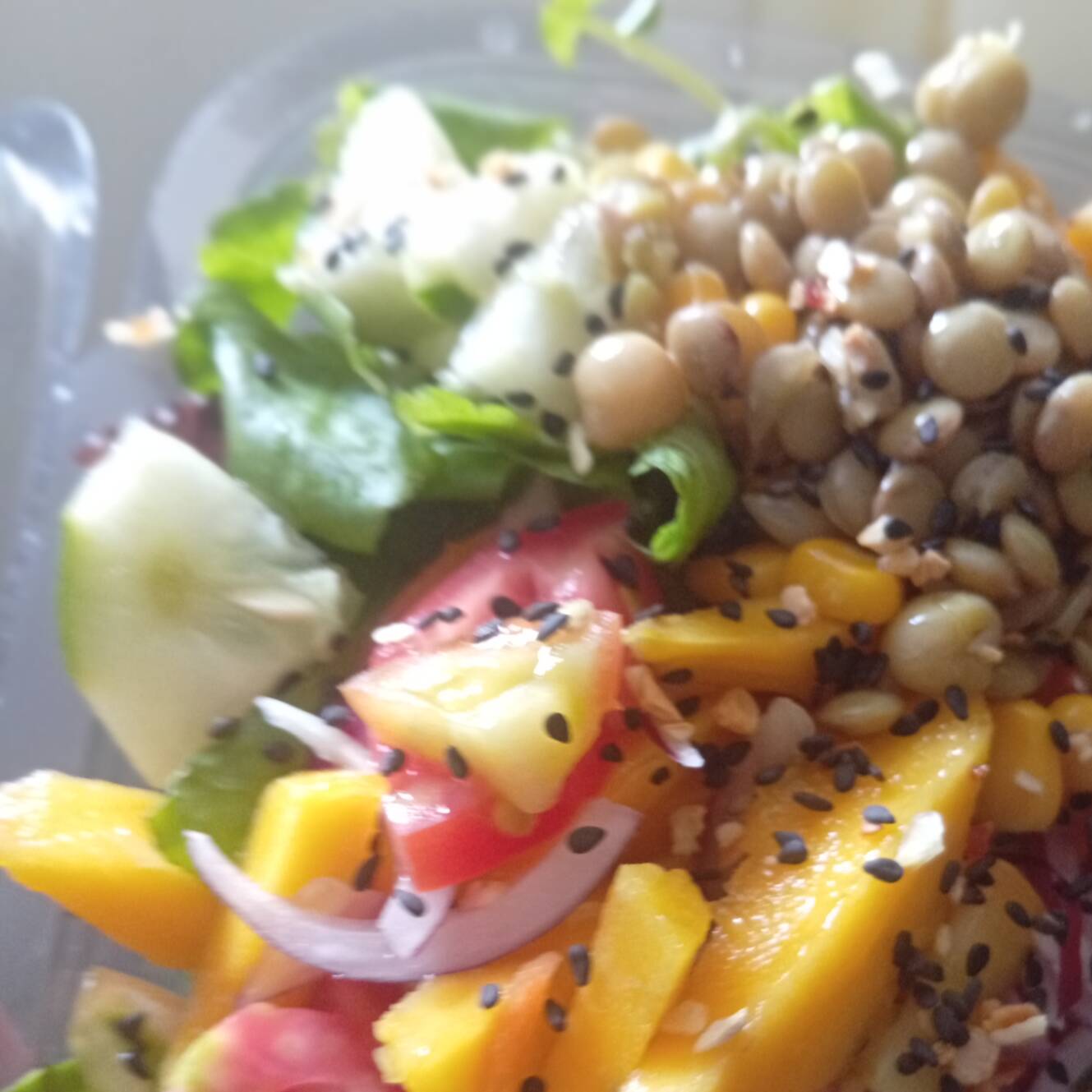 Mix de folhas frescas, grãos, frutas e vegetais selecionados, acompanhados de molho da Chef e um sachê de mix de castanhas. Uma combinação colorida, leve e saborosa, preparada com ingredientes frescos.