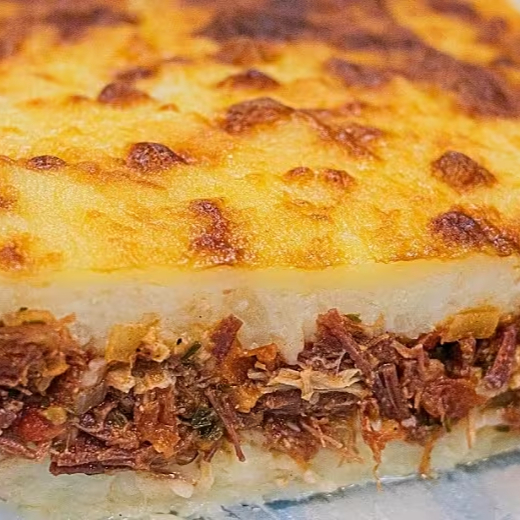 Carne seca desfiada, purê de mandioquinha e gratinado com queijo mussarela. Obs.: Serve 01 pessoa.