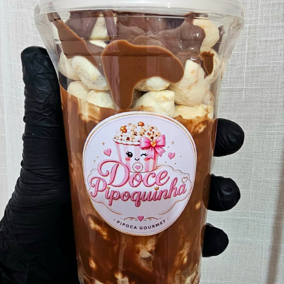 Pipoca caramelizada envolvida em uma deliciosa camada de chocolate branco e finalizada com leite Ninho. Cremosa e super saborosa, com recheio à sua escolha para deixar essa experiência ainda mais irresistível. PESO APROXIMADO 200G