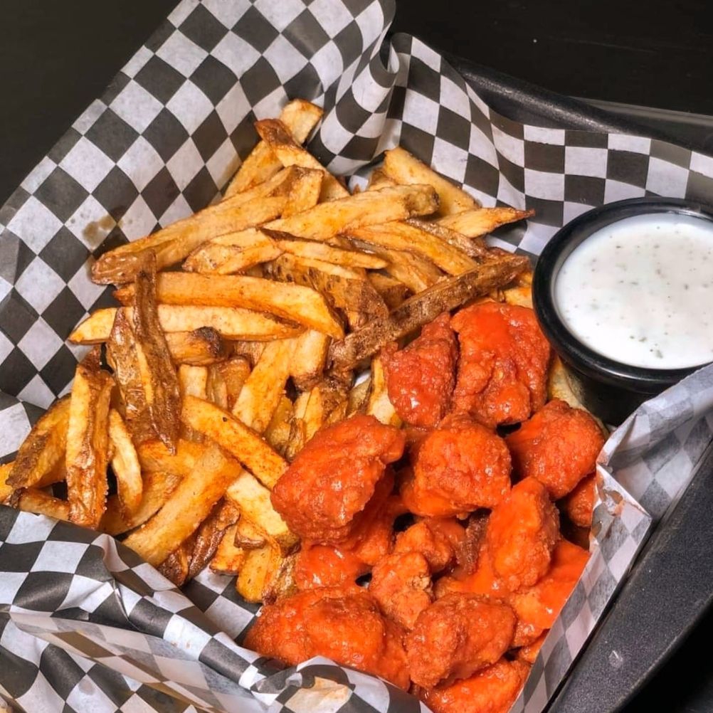 Boneless Buffalo con papas sazonadas.