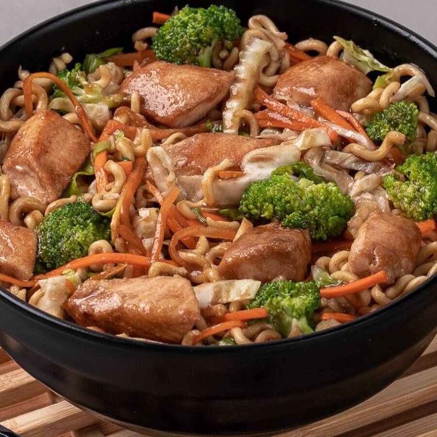 Macarrão de Yakisoba, Frango, Mix de Legumes e nosso molho de Yakisoba da casa - Aprox. 400g.