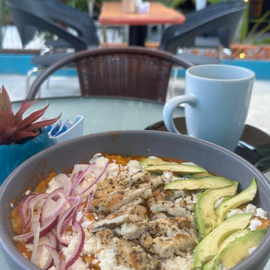 Combo Chilaquiles con Huevo revuelto + Bebida