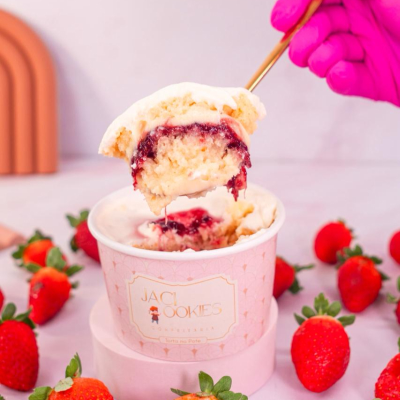 Pote de 250ml, Massa branca de baunilha, brigadeiro de leite Ninho, mousse de Ninho e geleia artesanal de morangos.