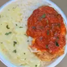 Arroz, Empanado de Frango, Molho de Tomate, Mussarela e Pure de Batata