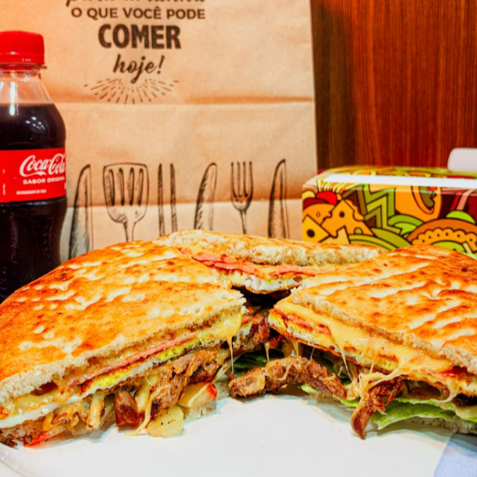 FILE MIGNON, OVO, PRESUNTO, QUEIJO PRATO, ALFACE AMERICANO, TOMATE E MAIONESE VERDE