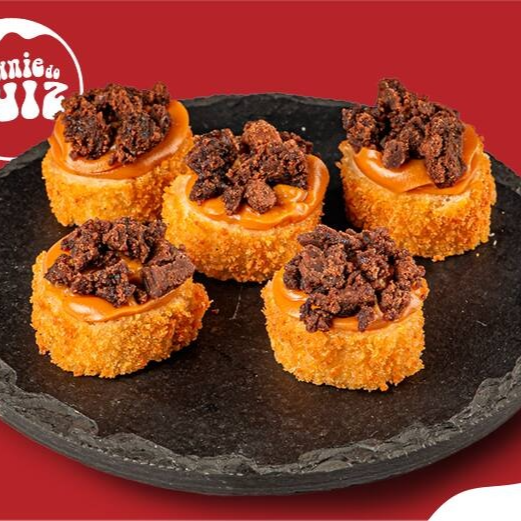 Uma verdadeira explosão de sabores! A combinação irresistível de banana, o brownie macio e crocante do Luiz e o toque do doce de leite cria uma sobremesa única e deliciosa.