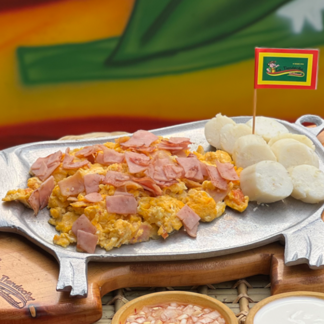 Huevos Pericos con Jamon