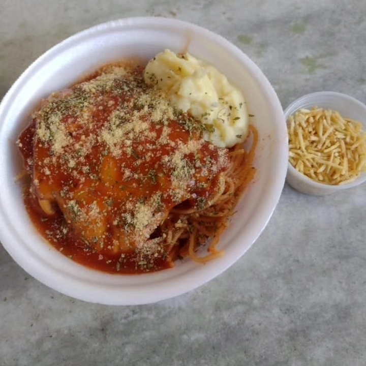 Macarrão espaguete com molho bolonhesa e manjericão, purê e batata palha
