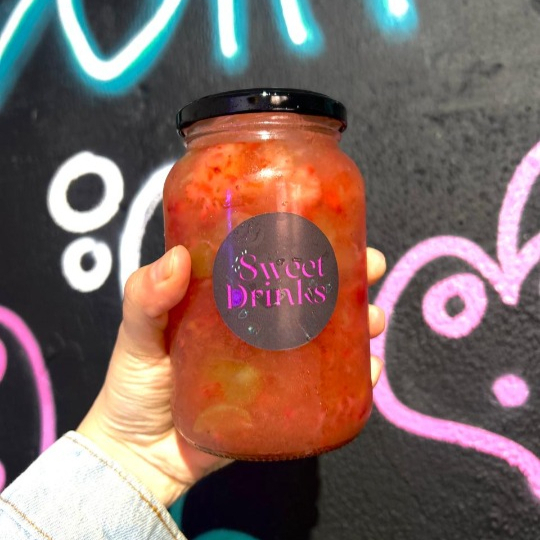 Caipirinha de morango com uva com vodka, copo de vidro de 600ml.