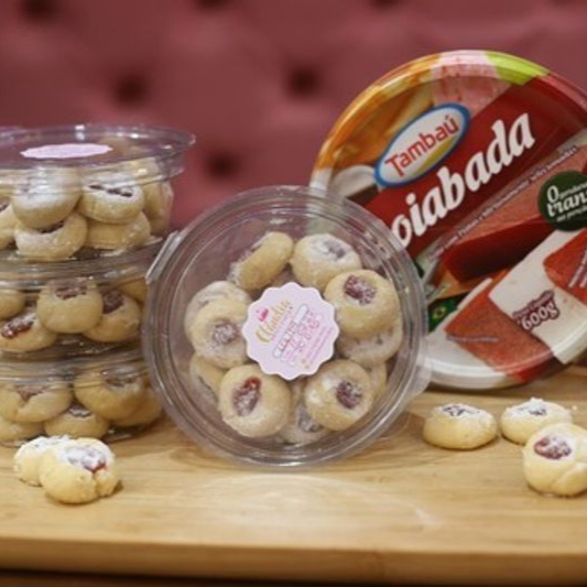 Biscoitinhos amanteigados recheados com goiabada cascão. Aprox: 90g.