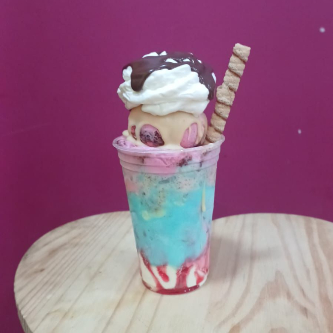 Sorvete no Copo 440ml, montado do jeito que você quiser!, inclusive com frutas, sorvetes, caldas, Chantilly, Nutella e todos os complementos Grátis, Super cremoso, geladinho e entregue com rapidez no conforto da sua casa.