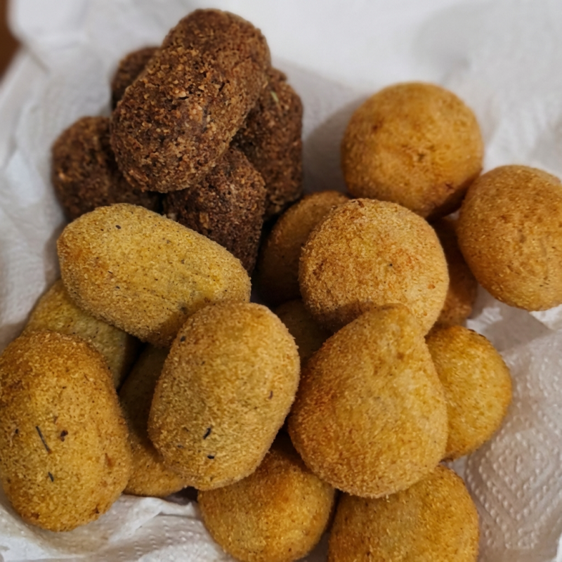 Uma explosão de sabores em uma só caixa! Aproveite nosso combo com 50 unidades dos salgadinhos mais amados. Perfeito para compartilhar!