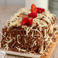 Peso aproximado: 1,8kg. Tamanho aproximado: 25cm de comprimento por 16cm de largura e 7cm de altura. Pão de ló de chocolate, recheio de doce de coco e leite condensado, cobertura de brigadeiro com chocolate ao leite e chocolate branco ralado. Ingredientes: farinha de trigo, leite de vaca integral,ovo de galinha, açucar cristal ,leite condensado,chocolate meio margo,coco ralado industrializado, manteiga sem sal. Alérgicos: contém ovo, leite, derivados do leite, soja e trigo.