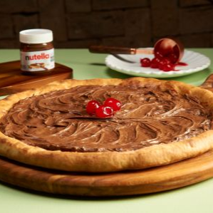 "A queridinha! O autêntico creme de avelã Nutella sobre nossa massa tradicional e muçarela derretida, finalizada com o brilho das cerejas selecionadas. Uma explosão de cremosidade e sabor irresistível que derrete na boca. A sobremesa perfeita para os apaixonados por chocolate!"