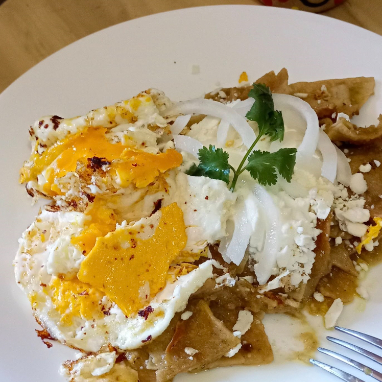 Combo Chilaquiles con Huevos