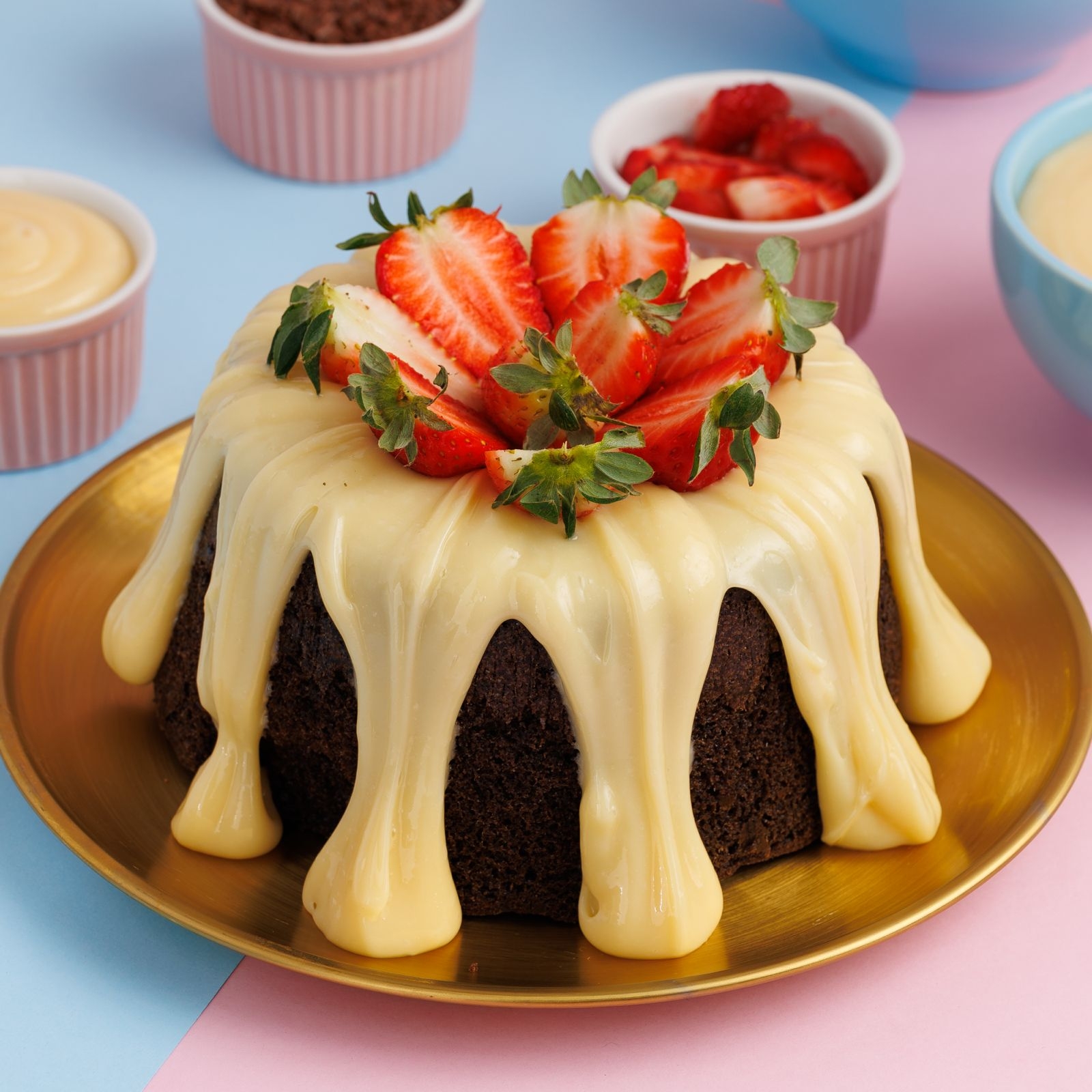 Massa fofinha de chocolate ,recheio cremoso de leite Ninho decorado com morangos frescos