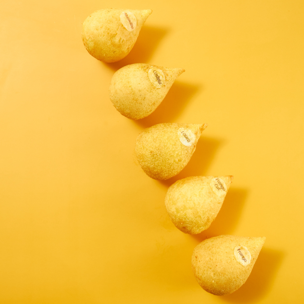 Combo de Coxinhas Com 05 coxinhas (100g cada), Destacando os Sabores mais Cobiçados e Amados Pelos Nossos Clientes: a Suculenta Coxinha Oxentinha, a Clássica e Irresistível Coxinha de Frango com Catupiry, a surpreendente Maravilha de Queijo.