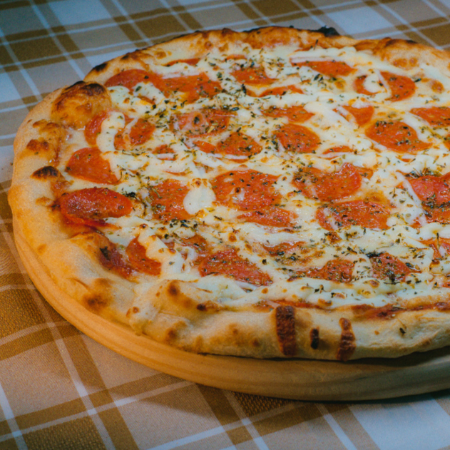Elevamos o nível do clássico! Fatias selecionadas de pepperoni combinadas com generosas colheradas de requeijão cremoso, molho de tomate natural e orégano. Uma explosão de sabores e texturas em cada pedaço.